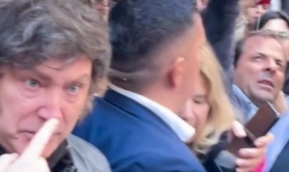 Jurnalist Argentina prezidentini mikrofonla vurdu - VİDEO