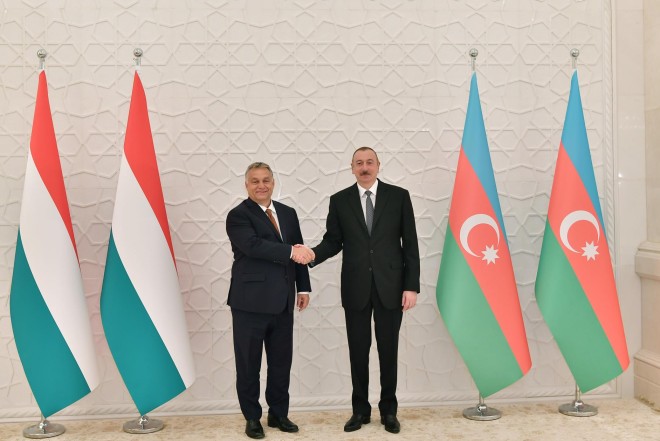 Liderlər bəyanatla çıxış edirlər