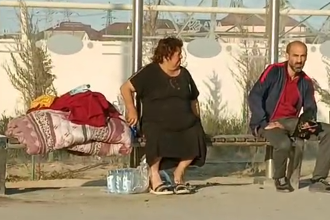Yaşlı qadın gecəni avtobus dayanacağında keçirir - VİDEO