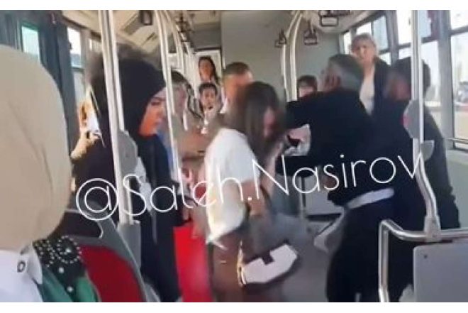 “BakuBus”da ata qızını döydü - VİDEO