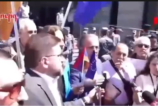 Ermənistan XİN binası qarşısında Rusiya əleyhinə AKSİYA