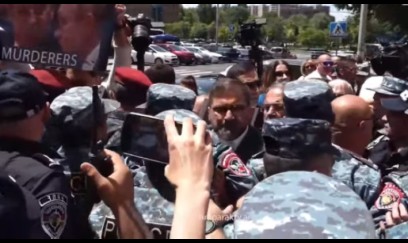 İrəvanda polis Putinə qatil deyən etirazçılara güc tətbiq etdi - VİDEO(CANLI)