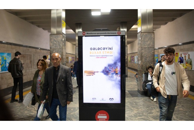 Metroda ekranlar danışır: “Veyp həyatı qısaldır”