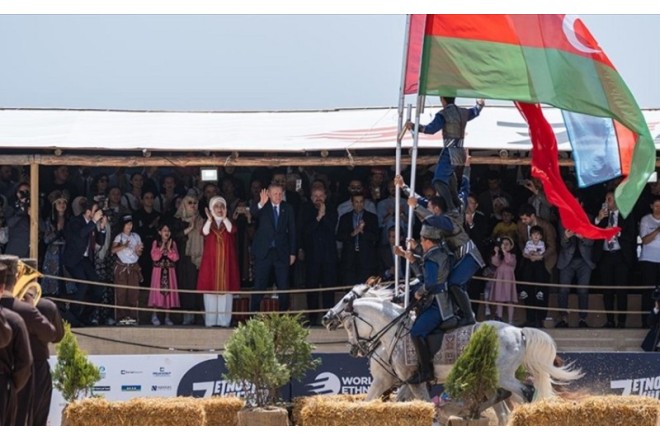 Ərdoğan Qarabağ atları ilə olan çıxışı ayaqüstdə alqışlayıb