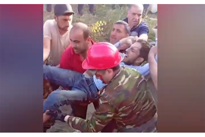 Qəzadan sonra maşında sıxılı qalan sürücü belə xilas edildi - VİDEO