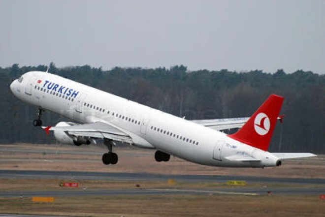 İstanbuldan Tiflisə uçan təyyarə Bakıda məcburi eniş etdi 