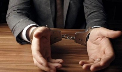 Direktor ananın oğlu dələduzluğa görə həbs edildi – Məktəbdə iş vədilə pul alıb