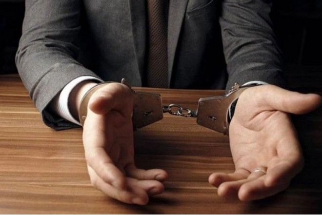 Direktor ananın oğlu dələduzluğa görə həbs edildi – Məktəbdə iş vədilə pul alıb