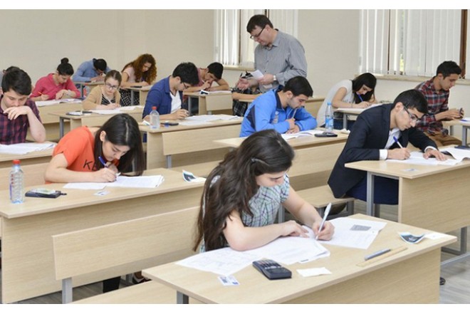 İmtahanda nəzarətçi köçürməyə şərait yaradıb, XARİC EDİLİB