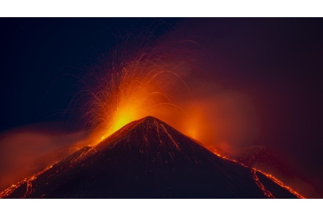 Etna dağı güclü kül və lava püskürür 