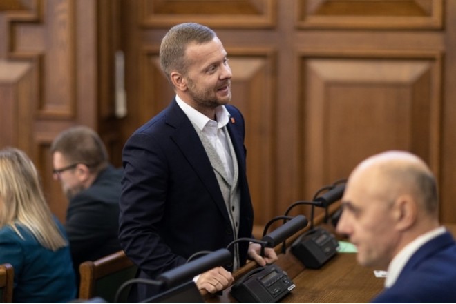 Rus dilini müdafiə edən deputat parlamentdən qovuldu 