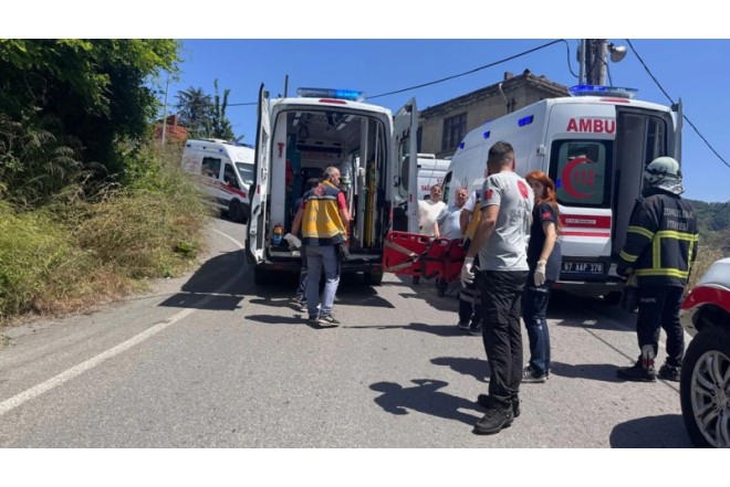 Mikroavtobus divara çırpıldı: Yaralılar var