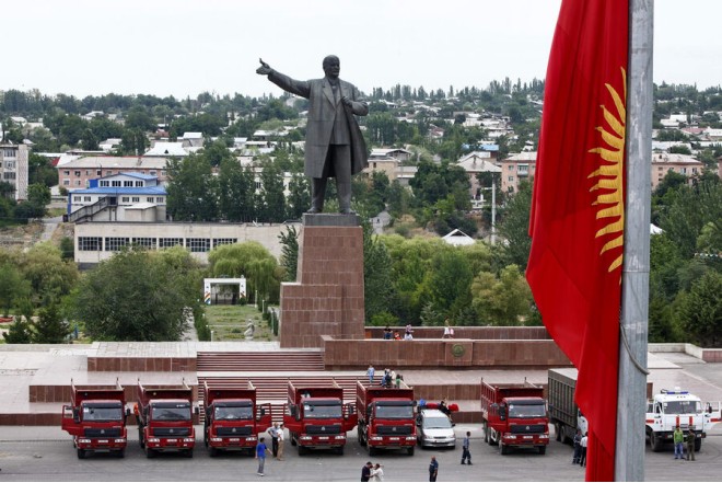 Deputat Lenin heykəlini sökənlərə manqurt dedi 