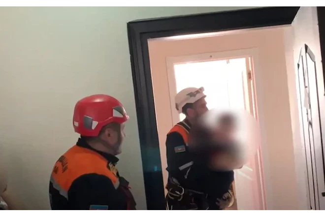 3 və 11 yaşlı uşaqlar bağlı qapı arxasında qaldı - VİDEO