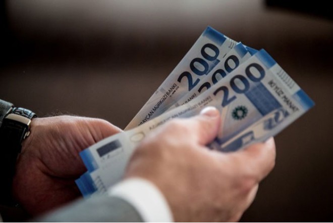 Orta aylıq əmək haqqı 1100 manatı ötüb 