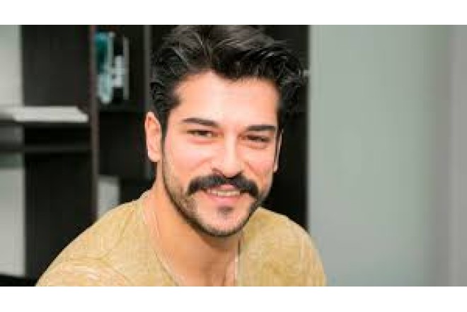 Burak Özçivit bahalı avtomobili ilə gündəmə gəlib 