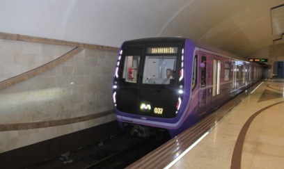 Metroda həyəcan dolu anlar: Tələbə qatar yoluna düşdü