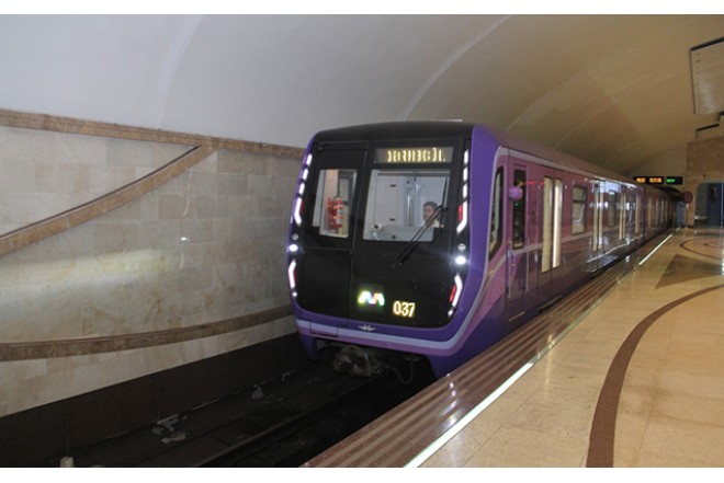 Metroda həyəcan dolu anlar: Tələbə qatar yoluna düşdü