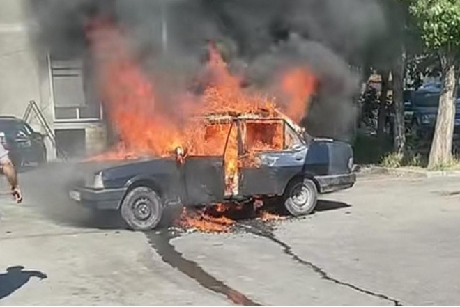 Qaxda  avtomobil yanıb 