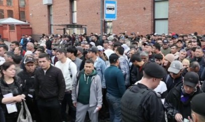 Rusiyada əmək miqrantlarının sayı iki dəfə azalıb