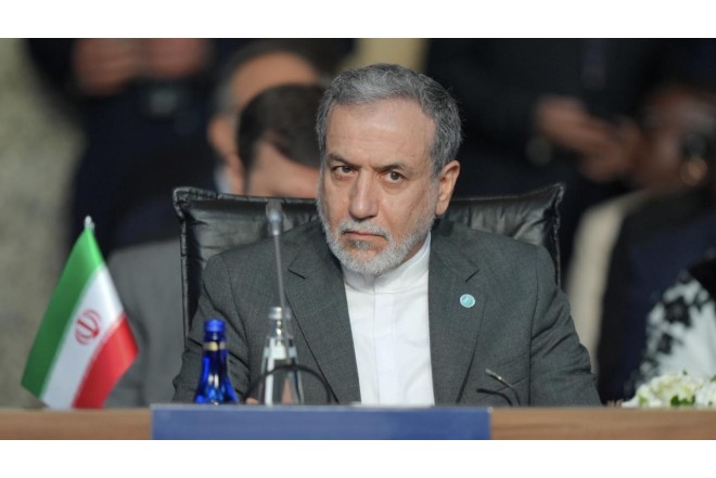 Arakçi Xameneinin məktubunu Putinə verdi