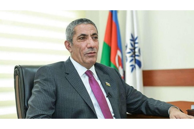 Deputatdan təklif: "Binaların altında bağça açılsın"