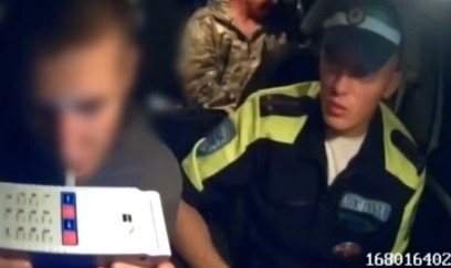 Polis avtoxuliqanlıq edən yeniyetmənin maşınına atəş açdı - VİDEO