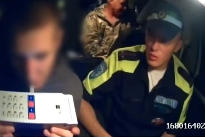 Polis avtoxuliqanlıq edən yeniyetmənin maşınına atəş açdı - VİDEO