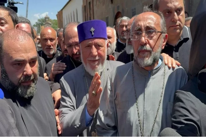 Arxiyepiskop Mikael Ajapakhyan Ermənistan İstintaq Komitəsinə gedib 