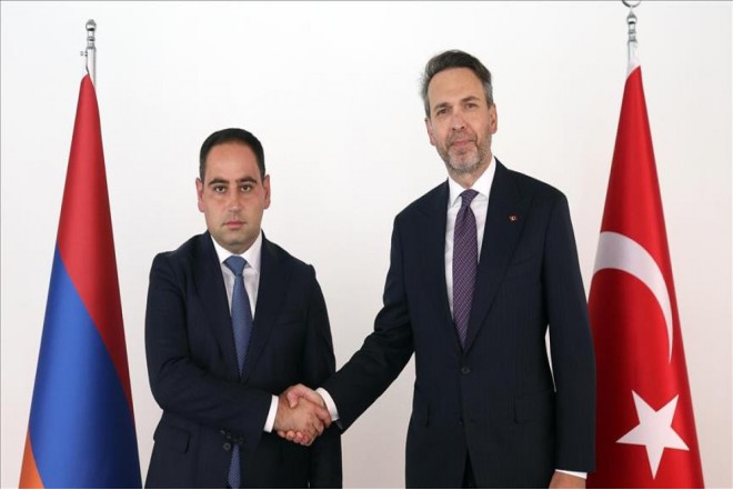 Türkiyə və Ermənistan nazirləri görüşüb 