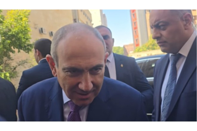 Ölkə çalxalanır, Paşinyan jurnalistlərə "məni narahat etməyin" deyir - VİDEO