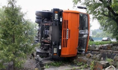 Ucar rayonunda “KamAZ” aşdı - Sürücü xəsarət aldı