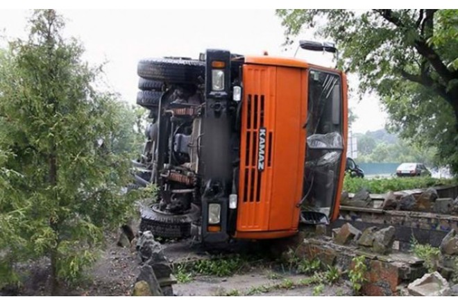 Ucar rayonunda “KamAZ” aşdı - Sürücü xəsarət aldı