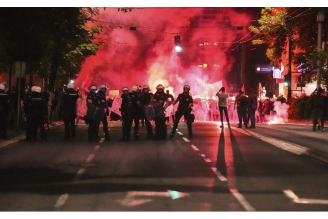 Serbiya DİN: Polis Belqradda etirazçıların bağladığı yolları açıb