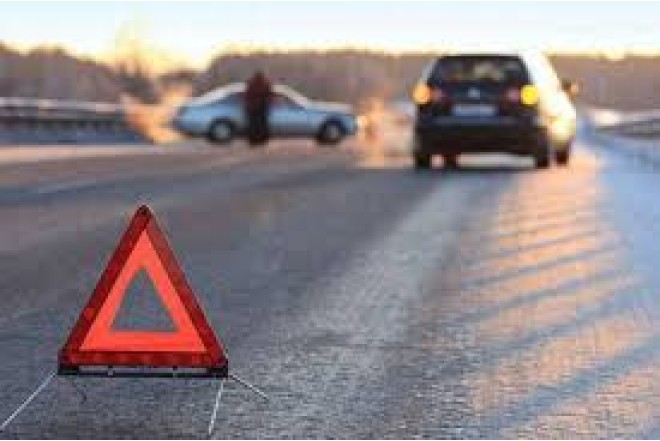 Kahramanmaraşda mikroavtobus polis maşınına çırpılıb 