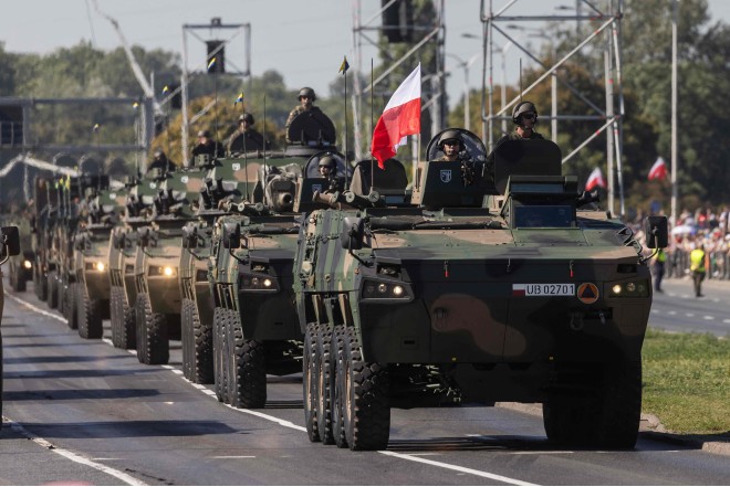 Polşa Rusiya təhlükəsinə görə surətlə silahlanır