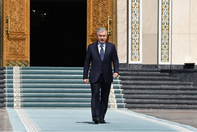 Şavkat Mirziyoyev Azərbaycana səfərə yola düşdü