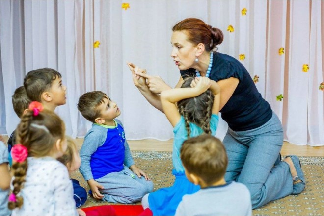 Tərbiyəçi bağçada uşağı belə boğdu - FOTO