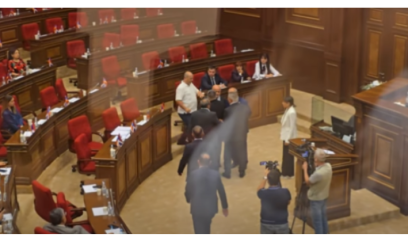Ermənistan parlamentində dava düşdü