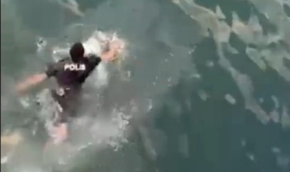 Polis özünü dənizə ataraq qadını xilas edib - VİDEO