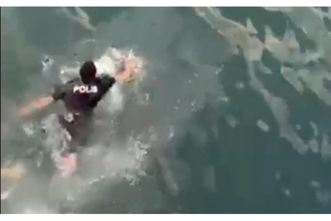 Polis özünü dənizə ataraq qadını xilas edib - VİDEO