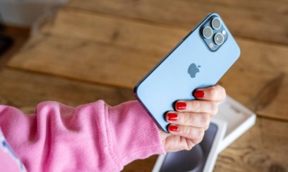 "iPhone"ların yeni problemi: Ekranda görünən "qara ölüm nöqtəsi" nədir?