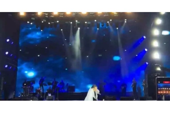 Məşhur müğənni səhnədə ŞOK yaşadı - FOTO