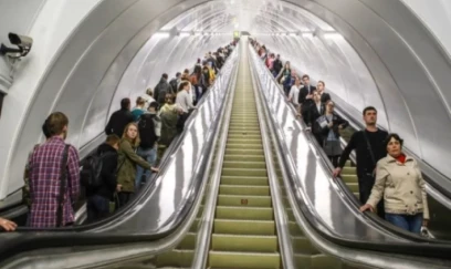 Bakı metrosunda HƏYƏCANLI ANLAR: Ana və övladları... 