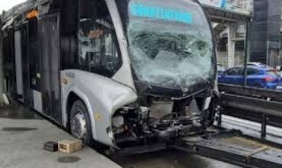 İstanbulda mikroavtobusda yanğın baş verib 
