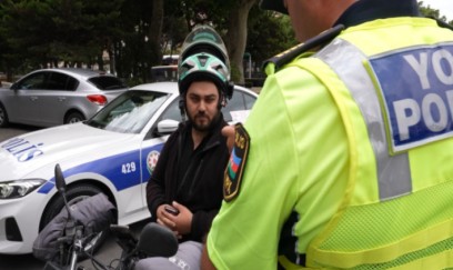 Yol polisi motokuryerlərə nəzarəti gücləndirdi