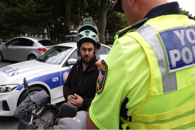 Yol polisi motokuryerlərə nəzarəti gücləndirdi