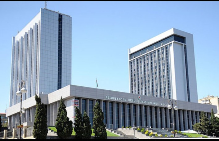 Parlament yay tətilinə çıxdı