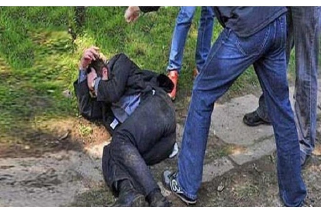 Bakıda kişi iki arvadı ilə birləşib qonşusunu döydü