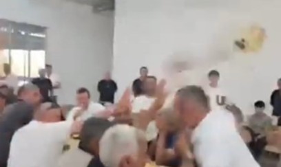 Gürcüstanda azərbaycanlı deputat seçiciyə çaynik atdı - VIDEO